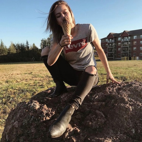 ❤️Levi's Tee Shirt❤️ - Picture 3 of 6